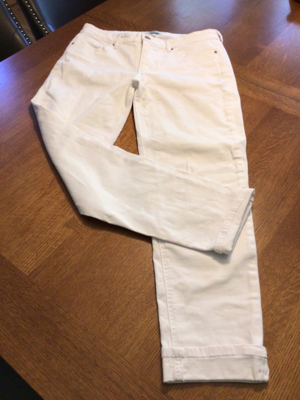 White weekend cropped ankle jean. Great basic.  Vintage America.